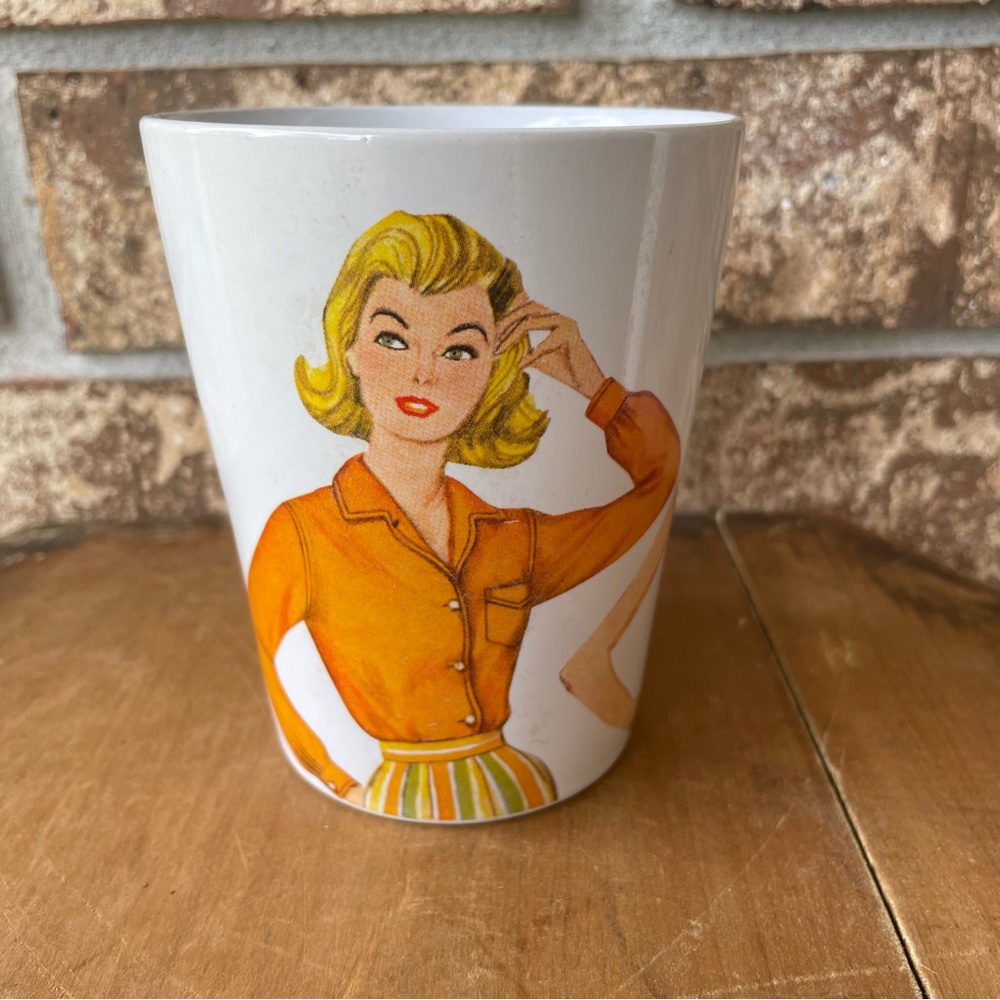 Simplicity Patterns Mug Retro Look Beautiful Condition!